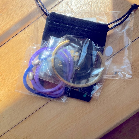 NWT Gold Bangle (holds hair tie!) - Picture 4 of 4